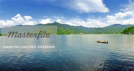 Lac Kawaguchiko et montagnes autour d'elle, Japon