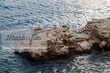 Rock und der Treppe zum Meer in Rovinj, Kroatien