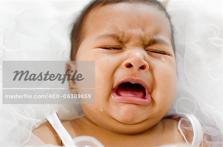 Pleurs de bébé indien fille allongée sur le lit
