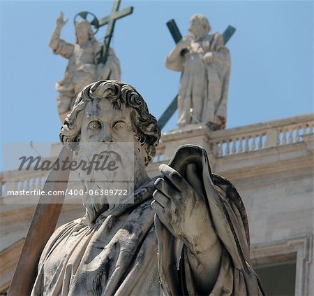 Statue de Saint Paul avec son épée, en nous regardant vers le bas. Basilique, Vatican City Saint-Paul-