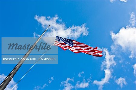 Drapeau américain sur un ciel bleu pendant un jour de grand vent