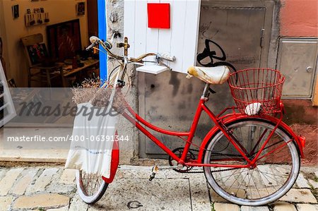 Vieille bicyclette rouge à la porte de la boutique à Rovinj, Croatie