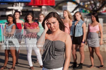 Déprimé jeune femme loin amis au parc d'attractions