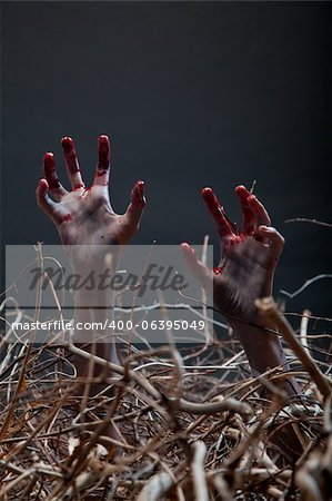 Zombie qui s'étend ses mains qui donne le frisson de la grave, thème de l'Halloween