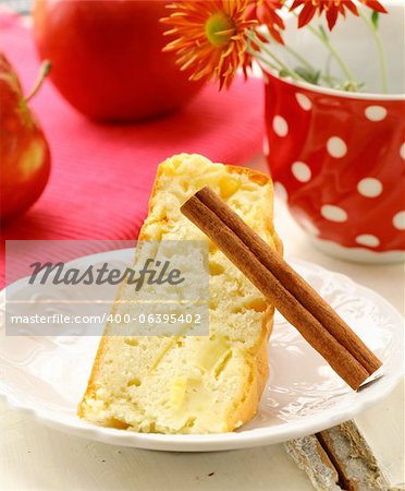 tarte aux pommes et cannelle bâton sur une assiette blanche