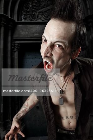 Foto von einem männlichen Vampir mit offenem Mund und Zähne zeigen. Harsh, Beleuchtung und stark gefiltert für Schauergeschichten fühlen.