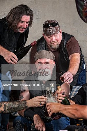 Membres de gangs souriant griller avec une bouteille de liqueur