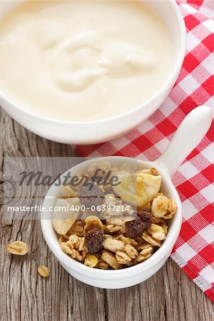 Hausgemachtes Müsli mit Rosinen und Joghurt.