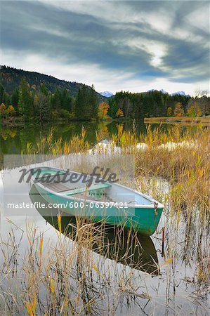 Boat on Lake Geroldsee, near Garmisch-Partenkirchen, Werdenfelser Land, Upper Bavaria, Bavaria, Germany