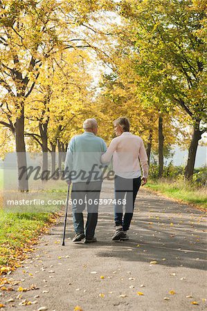 Mature femme qui marche avec le père Senior en automne, Lampertheim, Hesse, Allemagne