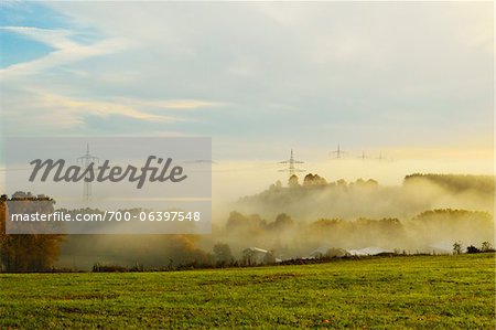 Stromleitung in Nebel, nahe Villingen-Schwenningen, Baden-Württemberg, Deutschland