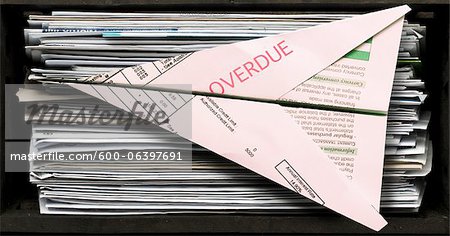 Pile de factures non ouvert avec un plié en avion en papier