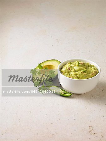 Bol de guacamole à l'avocat