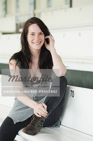 Femme souriante, assis sur un banc
