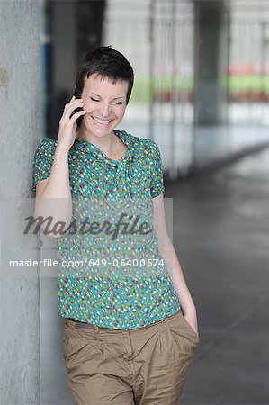 Lächelnde Frau am Handy sprechen