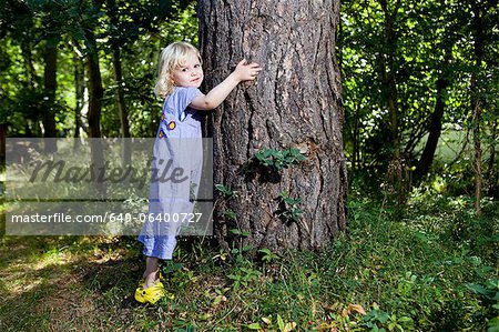Arbre hugging jeune fille forêt