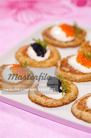 Teller mit Blini mit Käse und Kaviar