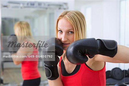 Boxer training in der Turnhalle mit Handschuhen