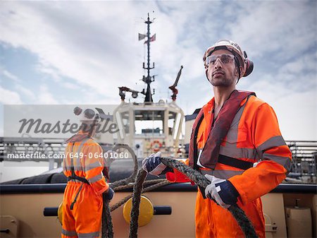 Schlepper Arbeiter halten Seil an deck