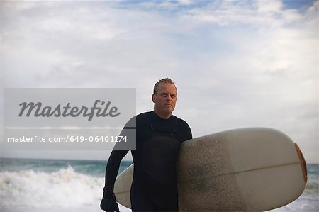 Surfer Board am Strand tragen