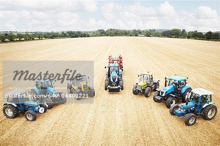 Tracteurs garés au champ de cultures cultivées