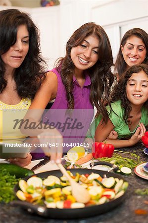 Femmes cuisiner ensemble dans la cuisine