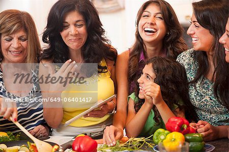 Frauen, gemeinsames Kochen in der Küche