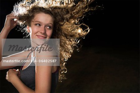 Portrait de jeune fille à la main dans les cheveux