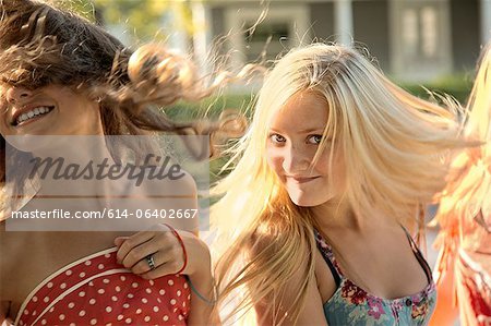 Filles avec des cheveux longs en plein soleil