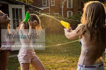 Mädchen mit Wasser kämpfen mit Wasserpistolen