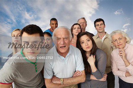 Groupe de personnes regardant avec colère de caméra