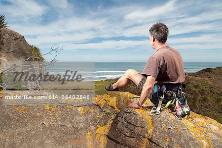 Grimpeur au sommet du rocher en paysages, Ruapuke, Raglan, Nouvelle-Zélande