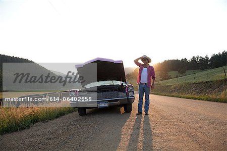 Mann und Auto mit Kapuze