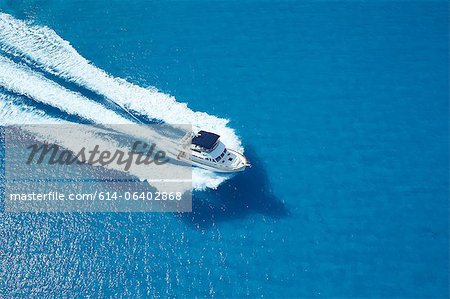 Yacht à moteur labourer à travers la mer bleue