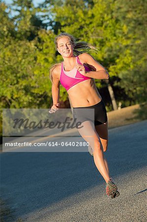 Teenage girl running - Foto de stock - Masterfile - Sin royalties