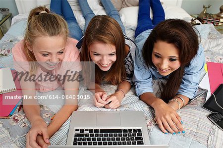 Adolescentes regardant pour ordinateur portable