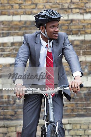 Portrait des afrikanischen amerikanischen Geschäftsmann mit Fahrrad