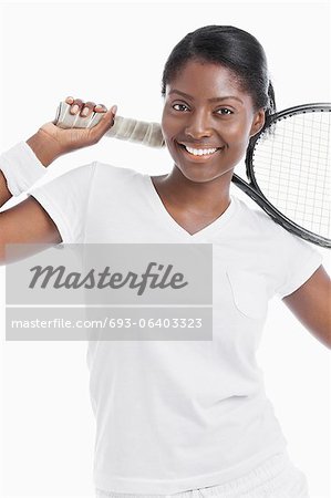 Portrait de la joueuse de tennis jeunes tenant raquette sur fond blanc