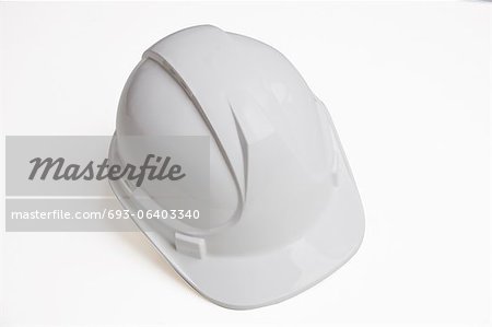 Gros plan d'un casque sur fond blanc