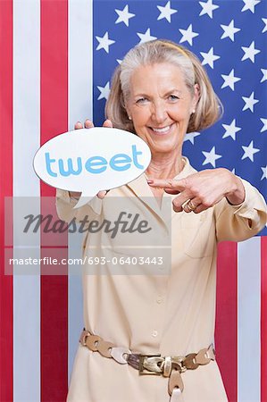 Portrait of senior Woman mit Piep Blase gegen amerikanische Flagge