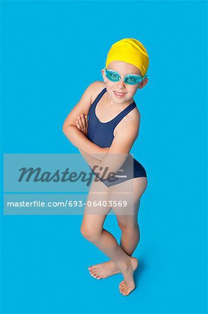 Portrait d'une jeune fille confiante en maillot de bain sur fond bleu