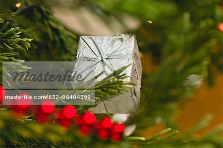 La forme d'un cadeau de décoration de Noël La forme d'un cadeau de décoration de Noël