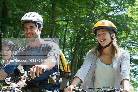 Jeunes cyclistes de rouler dans les bois