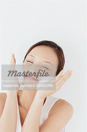 Waschen Sie ihr Gesicht mit schäumenden Reinigungsmittel Japanerin
