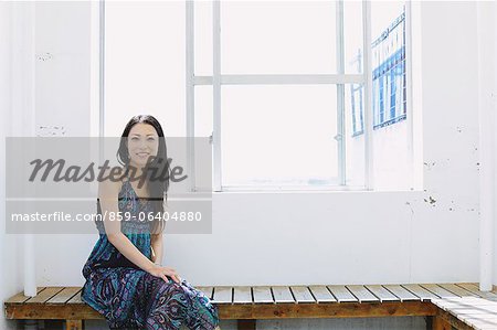 Japanische Frau sitzen auf einer Bank