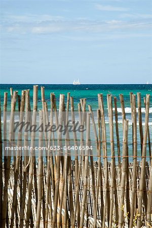 Ruhigen Strand-Szene mit Bambuszaun im Vordergrund