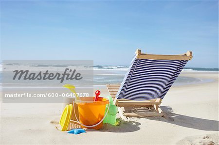 Strand-Spielzeug und Liegestuhl, Cap Ferret, Gironde, Aquitaine, Frankreich Strand-Spielzeug und Liegestuhl, Cap Ferret, Gironde, Aquitaine, Frankreich