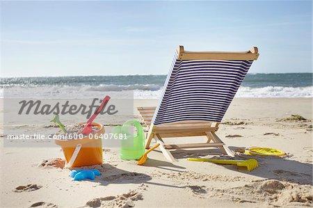 Jouets de plage et chaise de plage, Cap Ferret, Gironde, Aquitaine, France