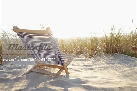 Liegestuhl und Dune Gras auf den Strand, Cap Ferret, Gironde, Aquitaine, Frankreich