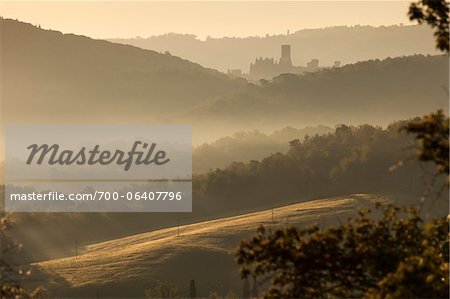 Château, de collines et de brouillard à l'aube, la région de Chianti, Toscane, Italie